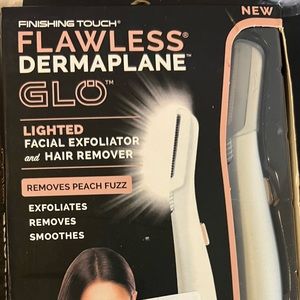 Flawless Dermaplane GLO™ Lighted Facial Exfoliator